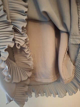 Vestido gris de fiesta con volantes