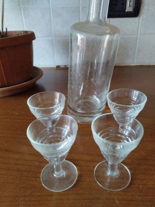 Bottiglia e 4 bicchierini da liquore