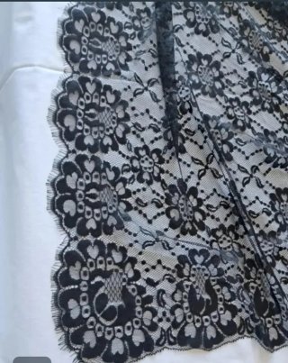 Mantilla y broche de encaje negro