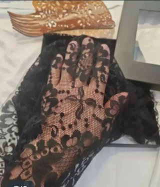 Mantilla y broche de encaje negro
