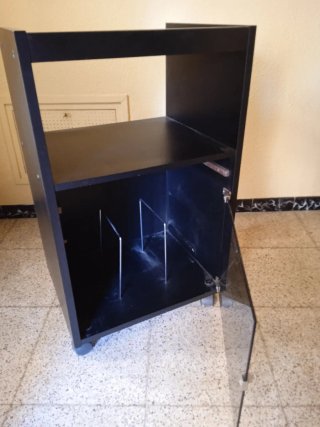 Mueble auxiliar negro con puerta de cristal