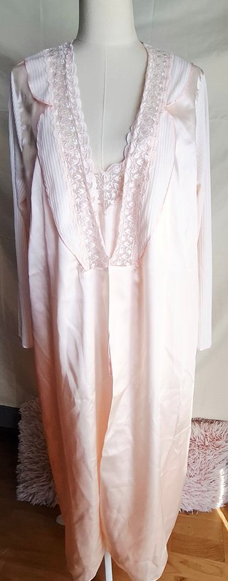 Conjunto de bata y camisón rosa