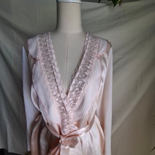 Conjunto de bata y camisón rosa