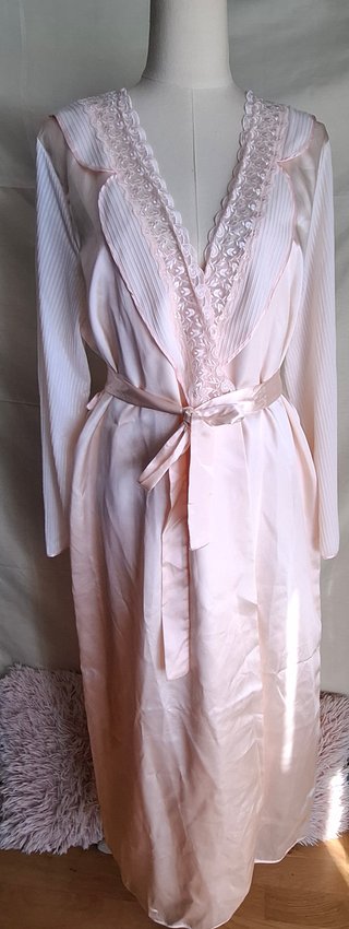 Conjunto de bata y camisón rosa