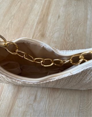 Bolso Shein beige con cadena dorada