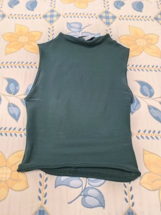 Top sin mangas cuello alto verde