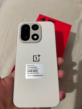 OnePlus 15 Caja Roja y Funda beige