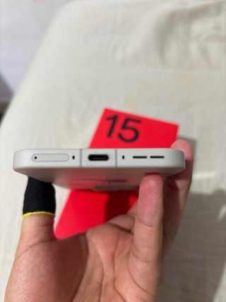 OnePlus 15 Caja Roja y Funda beige