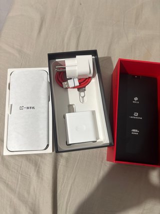 OnePlus 15 Caja Roja y Funda beige