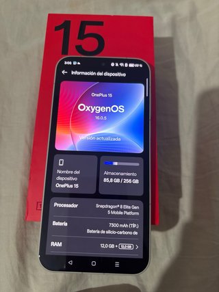 OnePlus 15 Caja Roja y Funda beige