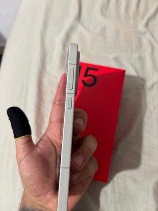 OnePlus 15 Caja Roja y Funda beige