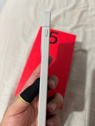 OnePlus 15 Caja Roja y Funda beige