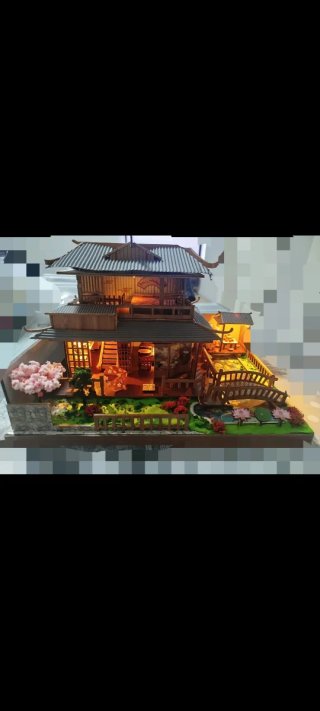 Casa miniatura japonesa con jardín.