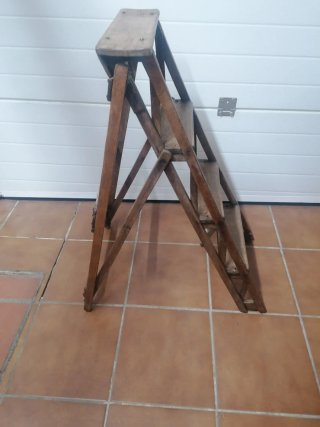 Escalera de madera antigua plegable