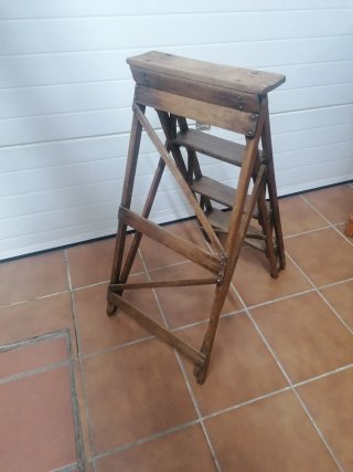 Escalera de madera antigua plegable