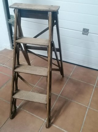 Escalera de madera antigua plegable