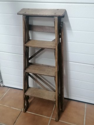Escalera de madera antigua plegable