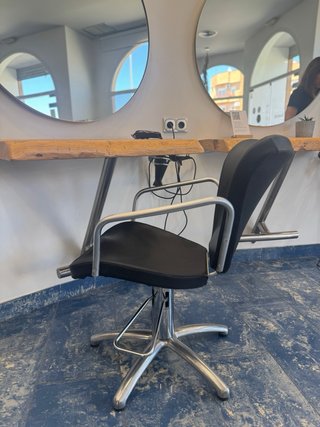5 Sillones Peluquería Negros con Hidráulico