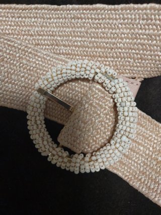 Cinturón beige con hebilla redonda. Elastico