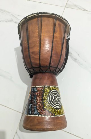 Djembé africano etnico in legno e pelle