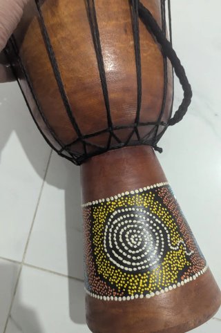 Djembé africano etnico in legno e pelle