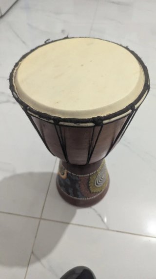 Djembé africano etnico in legno e pelle