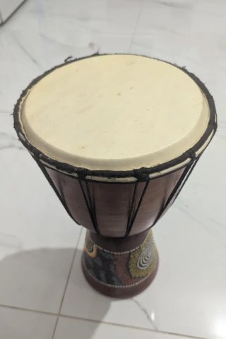 Djembé africano etnico in legno e pelle