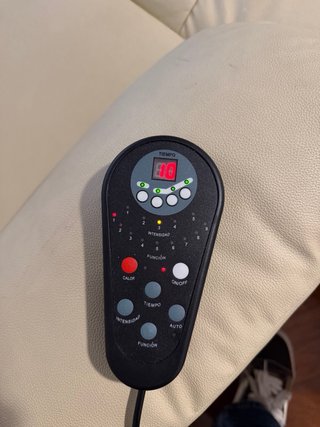 Sillón masaje y calor en piel beige