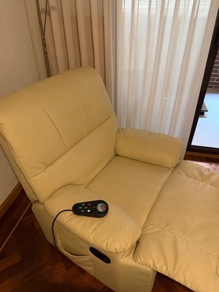 Sillón masaje y calor en piel beige