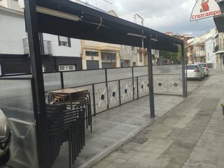 Terraza de bar negra