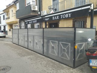 Terraza de bar negra