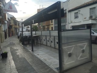 Terraza de bar negra