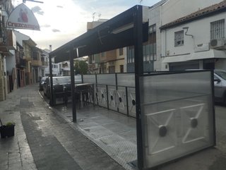 Terraza de bar negra