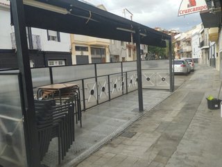 Terraza de bar negra