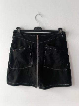 Falda negra con cremallera frontal