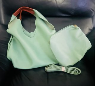 Borsa verde con tracolla e pochette