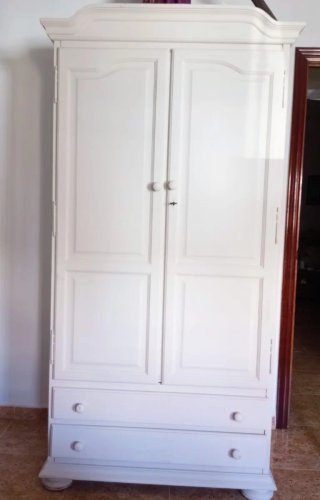Armario de madera blanco