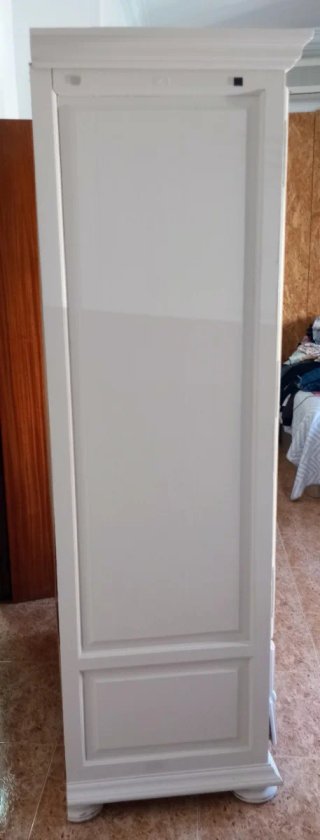 Armario de madera blanco