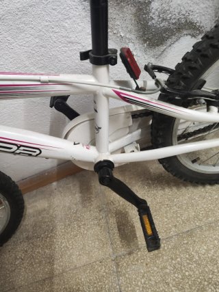 Bicicleta infantil Rocket blanca y rosa