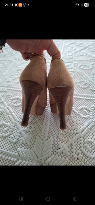 Zapatos de tacón beige y marrón