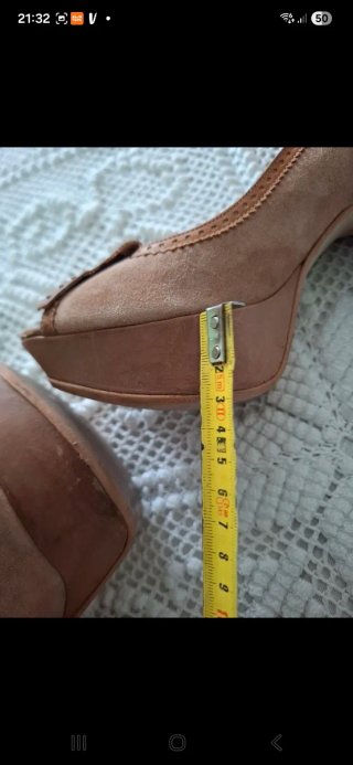 Zapatos de tacón beige y marrón
