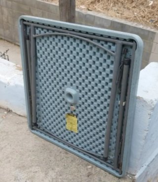 Tavolo pieghevole grigio in plastica