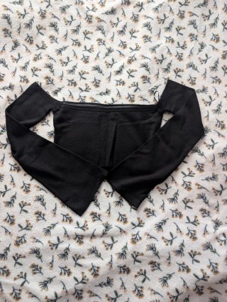 Top negro crop manga larga hombros descubiertos