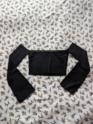 Top negro crop manga larga hombros descubiertos