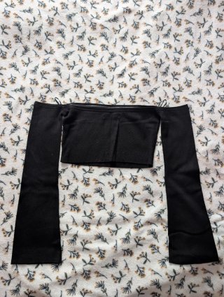 Top negro crop manga larga hombros descubiertos