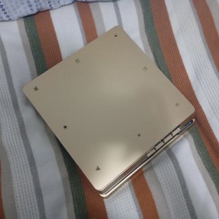 PS4 Slim Dorada con pegatinas personalizadas