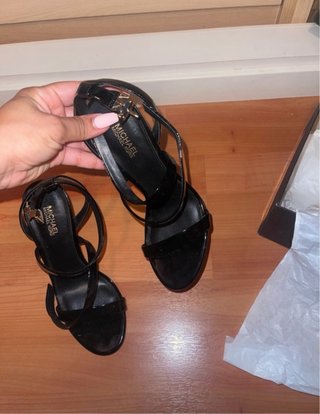 Sandalias de tacón Michael Kors.
