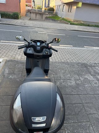 Kymco Superdink 125cc Maxi Scooter 2011