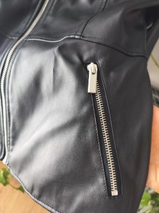 Chaqueta Zara efecto piel negra Talla M