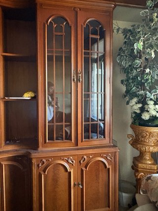 Mueble de madera con vitrinas